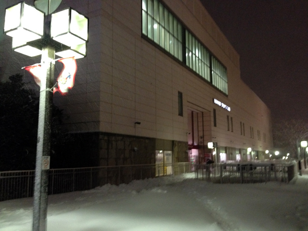 雪景色の中のコナミスポーツ新百合ヶ丘店