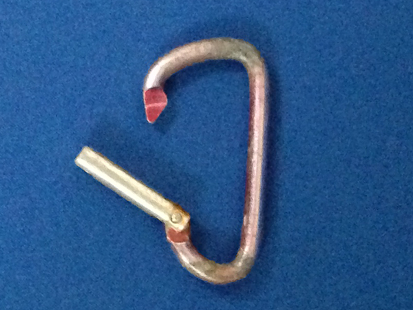 錆びて朽ちたカラビナ