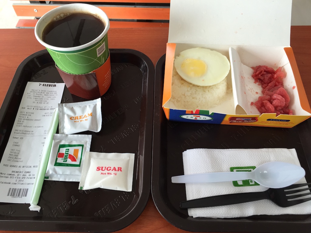 マクタン島のセブンイレブンの朝食
