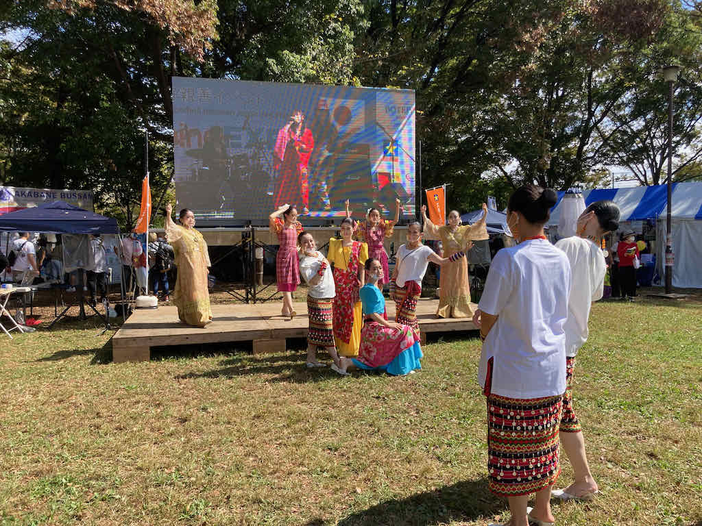 Philippine EXPO 2021の民族衣装の女性たち