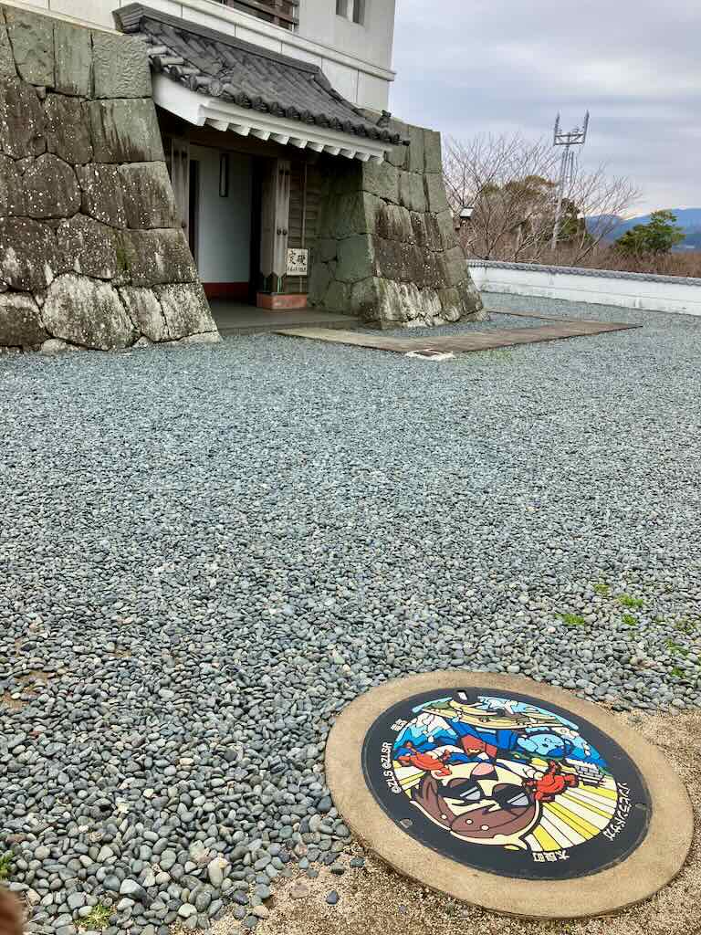 フランシュシュプロデューサー巽幸太郎のマンホール蓋（竹崎ガニ・有明海・竹崎城址）と竹崎城址展望台
