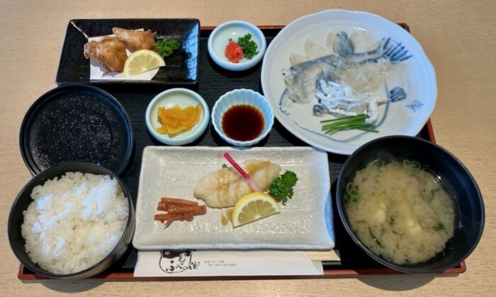 フグの定食。唐揚げ、南蛮漬け、刺身、味噌汁とフグづくしです